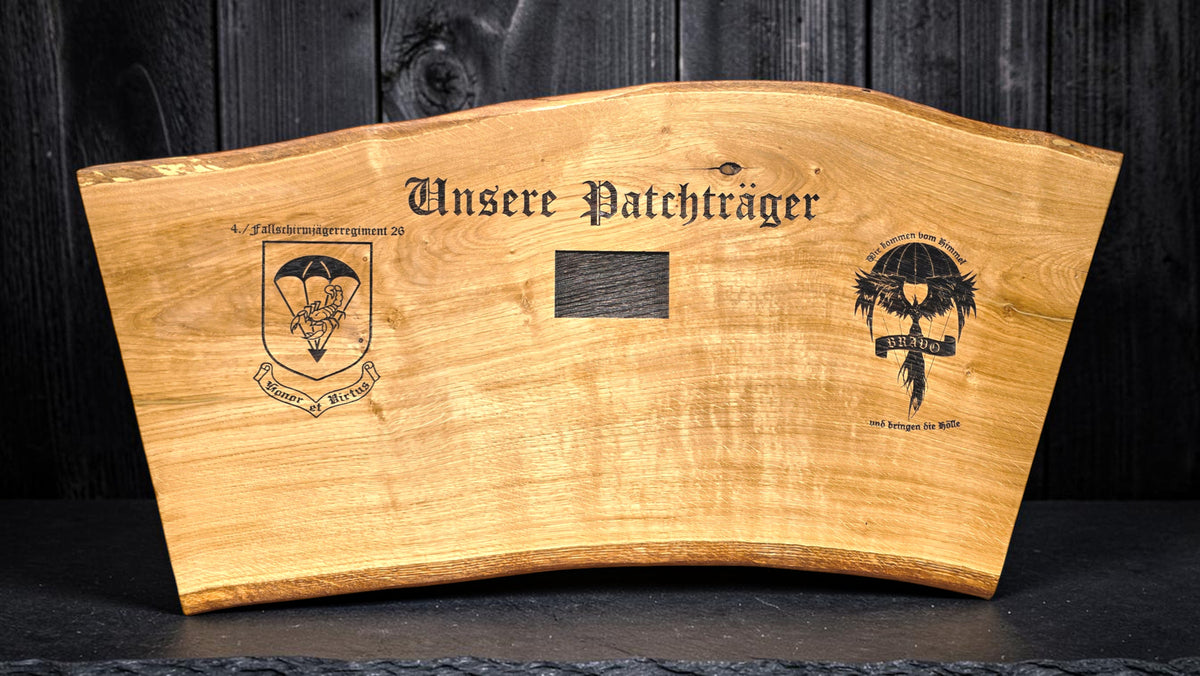 Premium Bundeswehr Patchboard „Unsere Patchträger“ – Personalisiertes Klettschild aus Massivholz