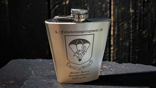 Premium Bundeswehr Edelstahl-Flachmann – Personalisiert mit Einheitenwappen oder Ehren-Motiv