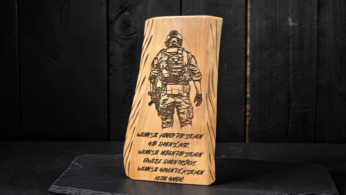 Premium Bundeswehr Erinnerungsbohle „Kameradschaft“ – Personalisiertes Ehrenstück aus Massivholz