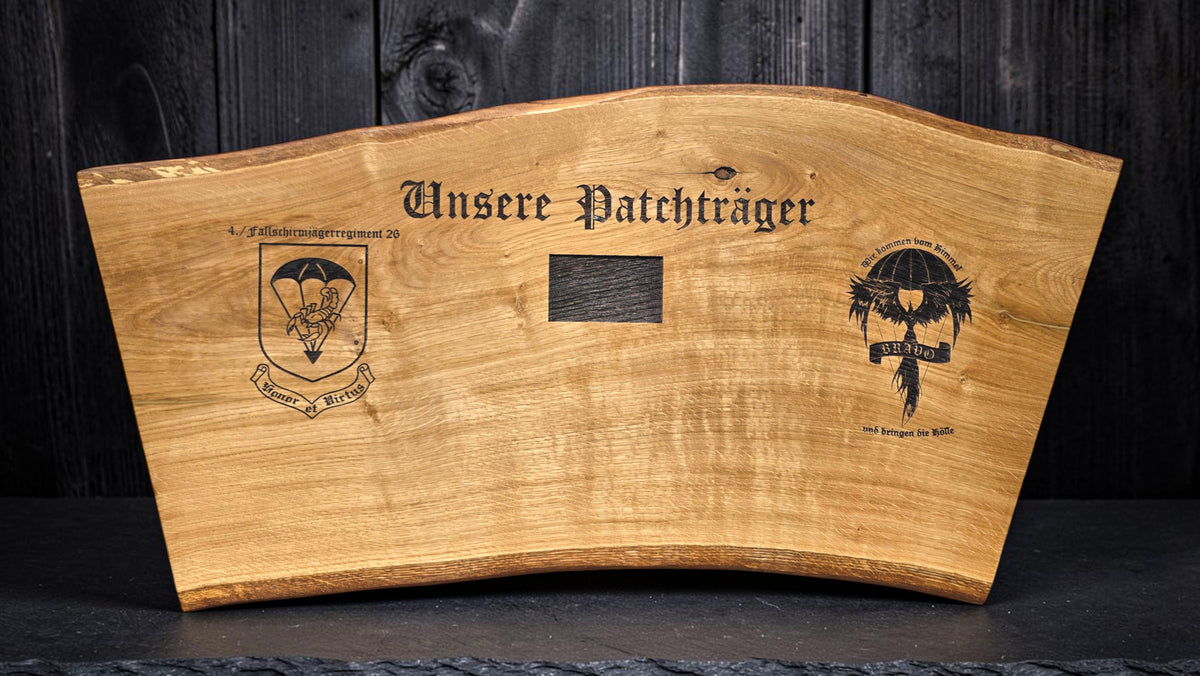 Premium Bundeswehr Patchboard „Unsere Patchträger“ – Personalisiertes Klettschild aus Massivholz