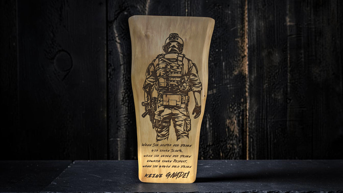 Premium Bundeswehr Erinnerungsbohle „Kameradschaft“ – Personalisiertes Ehrenstück aus Massivholz