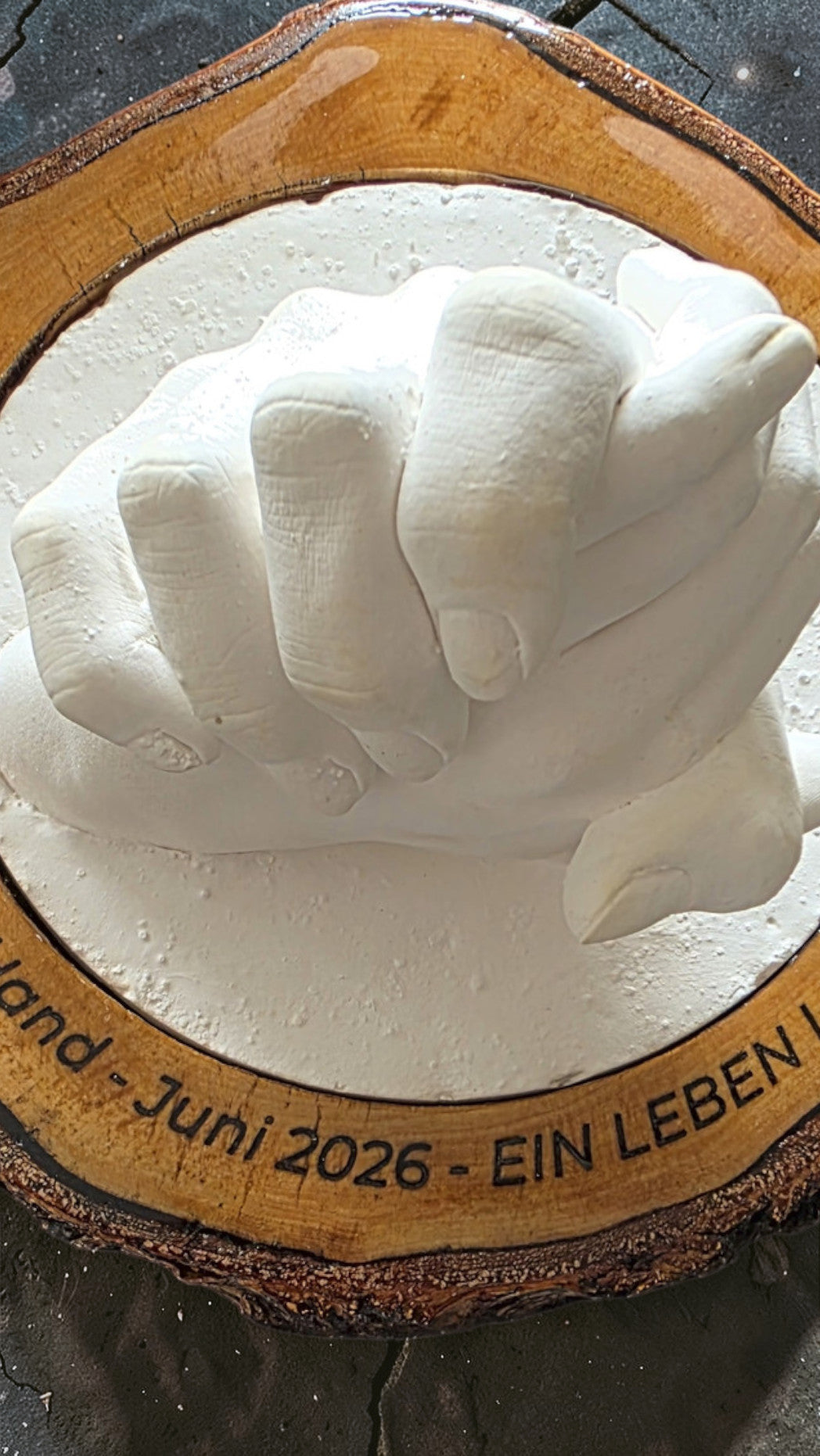 High-End Veredelung für 3D Handabdrücke – Personalisiert auf gravierter Massivholz-Baumscheibe