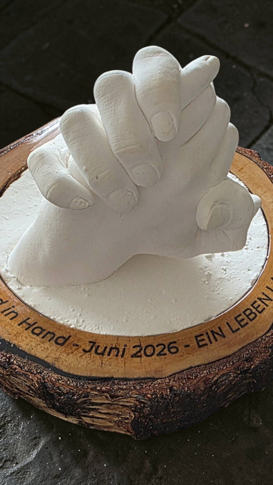 High-End Veredelung für 3D Handabdrücke – Personalisiert auf gravierter Massivholz-Baumscheibe