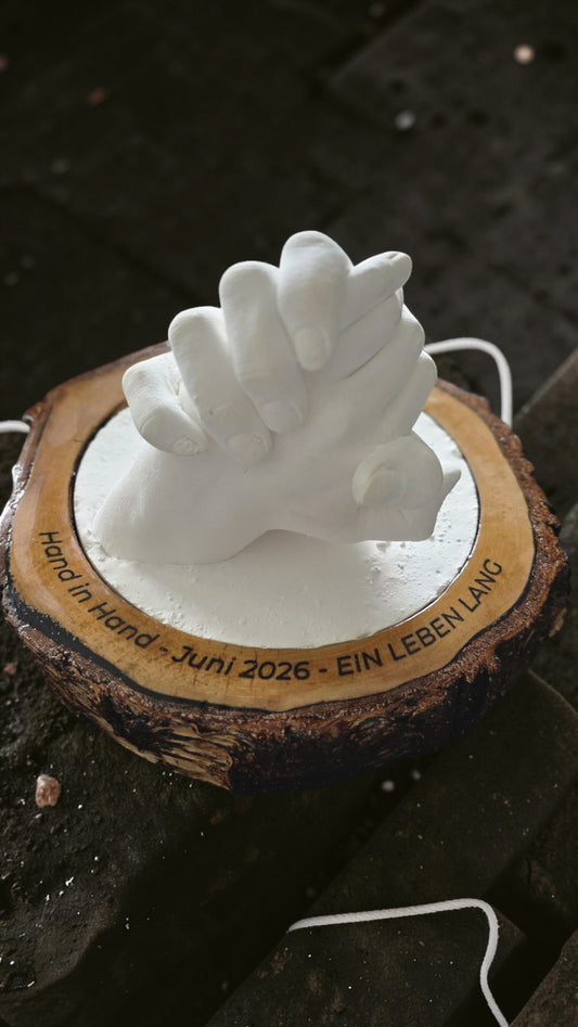 High-End Veredelung für 3D Handabdrücke – Personalisiert auf gravierter Massivholz-Baumscheibe