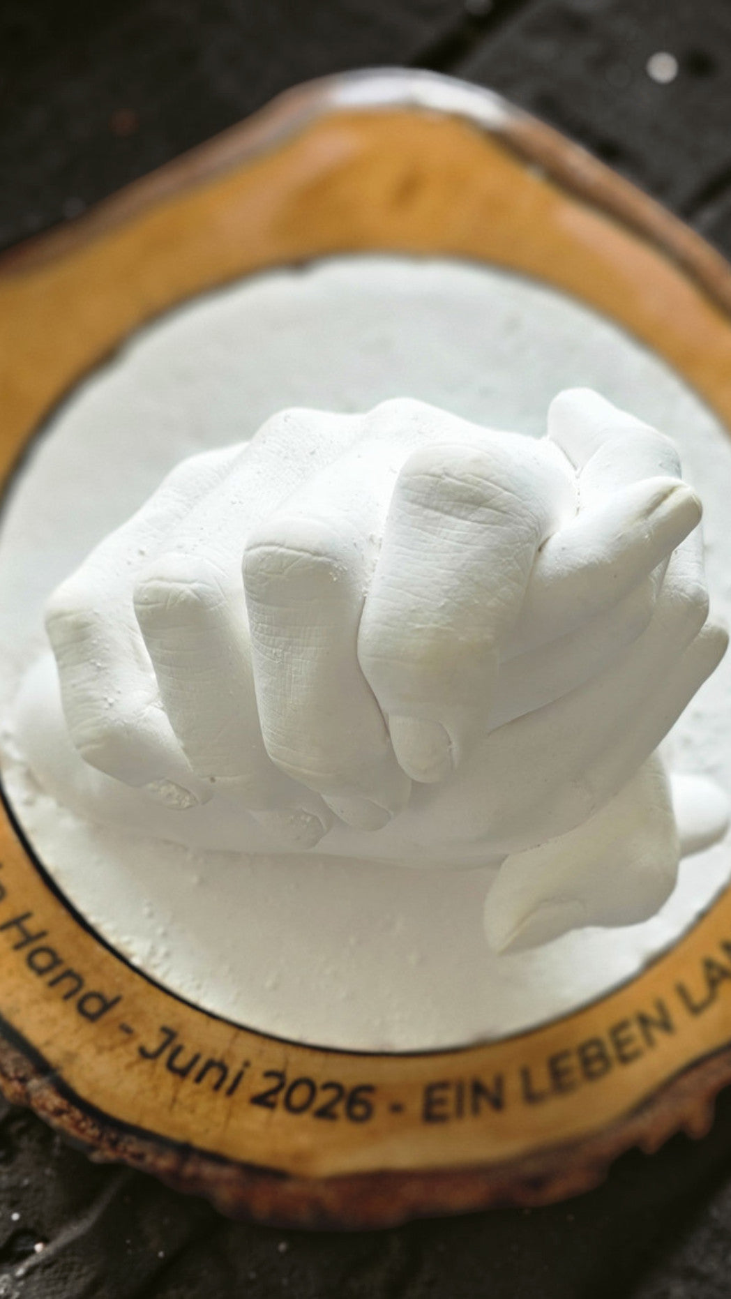 High-End Veredelung für 3D Handabdrücke – Personalisiert auf gravierter Massivholz-Baumscheibe