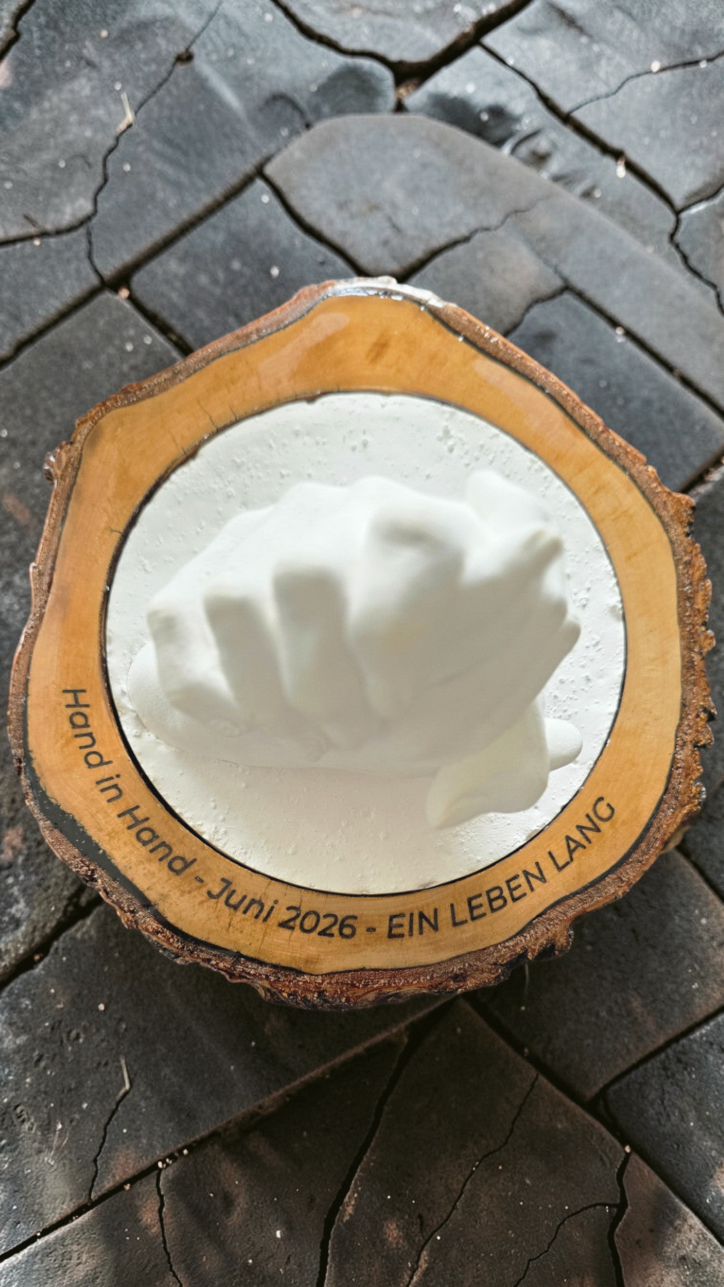 High-End Veredelung für 3D Handabdrücke – Personalisiert auf gravierter Massivholz-Baumscheibe