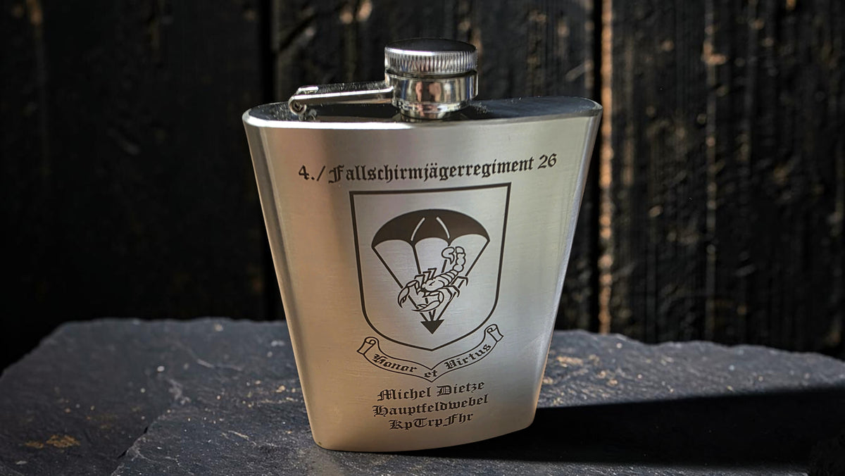 Premium Bundeswehr Edelstahl-Flachmann – Personalisiert mit Einheitenwappen oder Ehren-Motiv