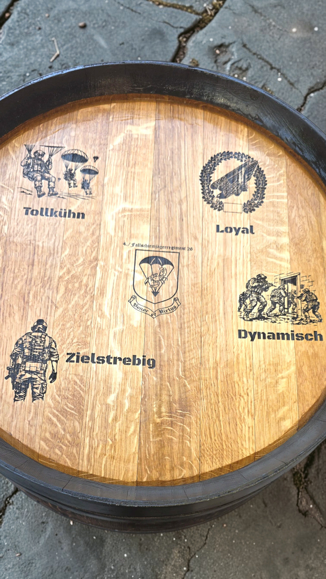 Premium Bundeswehr Weinfass-Stehtisch „Kameradschaft“ – Monumentales Eichenfass mit Zugwappen
