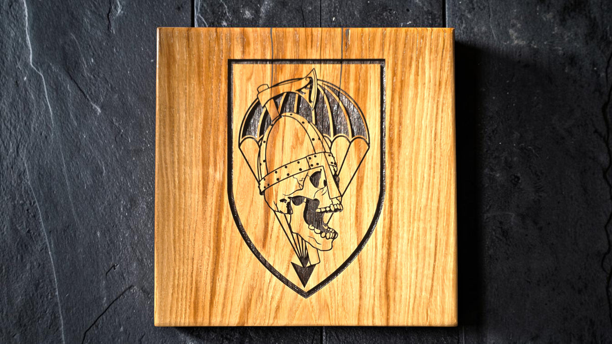 MS Craftworks Holzbrett aus Eichenholz mit detaillierter Lasergravur eines Totenkopf-Fallschirmjäger-Emblems