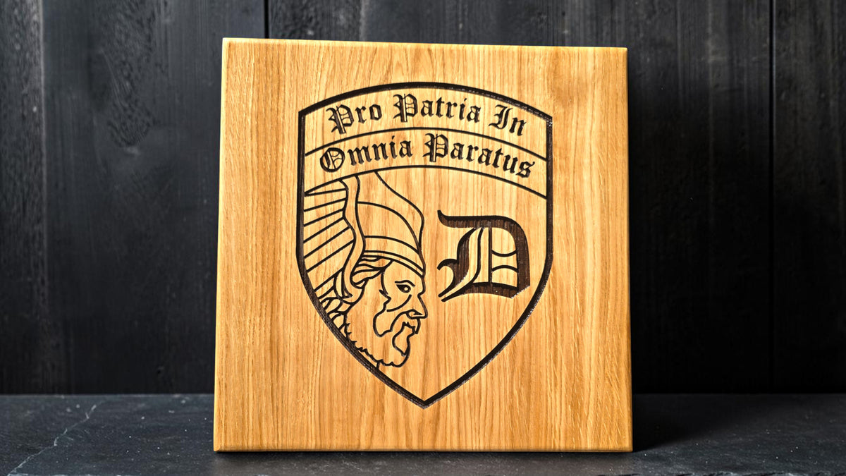 MS Craftworks Holzbrett aus Eichenholz mit detaillierter Lasergravur eines Wappens und lateinischem Schriftzug