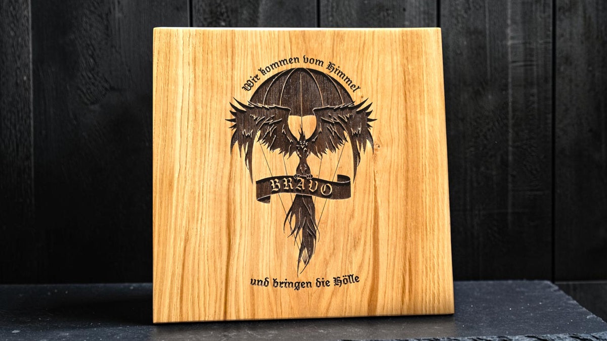 MS Craftworks Eichenholzbrett mit detaillierter Lasergravur eines Fallschirmspringer-Emblems und deutschem Spruch