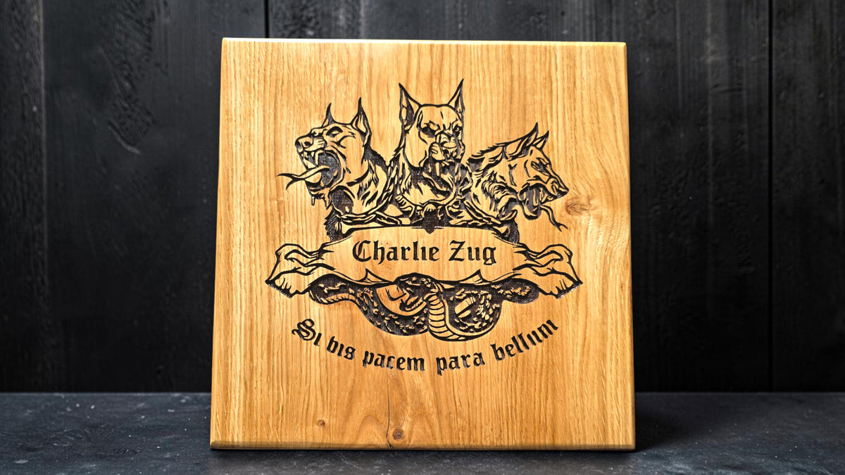 MS Craftworks handgefertigtes Eichenholzbrett mit detaillierter Lasergravur eines dreiköpfigen Hundes und Schriftzug